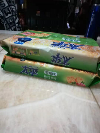 精选上乘小麦粉，12小时全发酵后烘制，成为保证太平梳打独特口感，松脆质感及唇齿留香的秘绝。太平梳打口感清淡，低糖不油腻，益于人体消化，健康美味深受各年龄层，消费者的喜爱。糖尿病的老爸一直喜欢吃这款饼干。