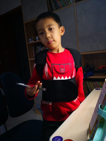 衣服很合身，和描述的一样，客服也非常负责任，产品介绍的很详细，孩子也比较喜欢穿。