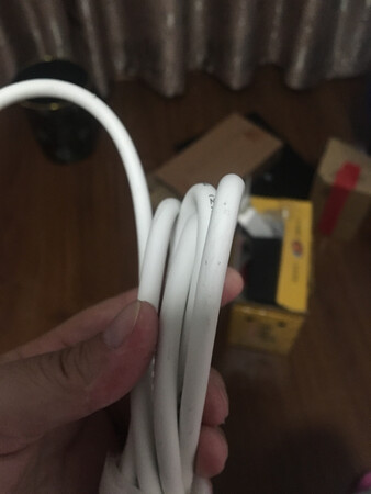 刚开始打开的时候不觉得怎么样，感觉也不好的，电源线脏污，用了以后觉得还可以精油也很好用，在拉头发的时候看不到那个精油跑出来，但是拉过头发，以后感觉头发上好像是有精油，有点油油的样子，刘海今天服帖了一天，没有炸起来，总的说产品还可以，就是不太值300多
