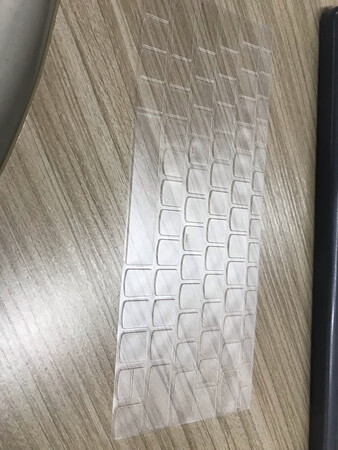 键盘膜很薄，很透，跟键盘贴合程度好。