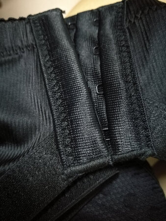 不太好看，内包装比较旧。不是京东快递送的，是第三方送的，三天才到。