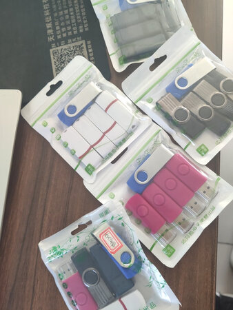 U盘本来就买了一个随机颜色款式发货的5个包的2G,但是收到后发现很不错，颜色很鲜艳，读取速度也ok，就联系卖家再每个款式颜色各来4个凑数可以投标用了，很不错的啊，咨询的过程中卖家很耐心的安排发货和下单备注款式了，挺不错的，今年用完了明年再来屯大量的吧……