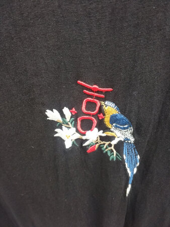 衣服和图片相符，摸上去质地很好，穿在身上也挺舒服的，这个价格挺合适的，建议购买。