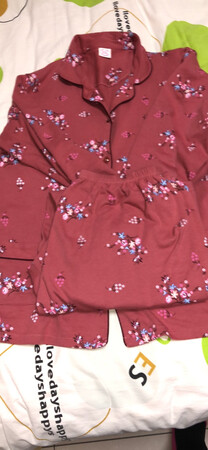 一次购买了两套衣服，纯棉的上身非常舒服，号码标准，价格实惠，推荐购买