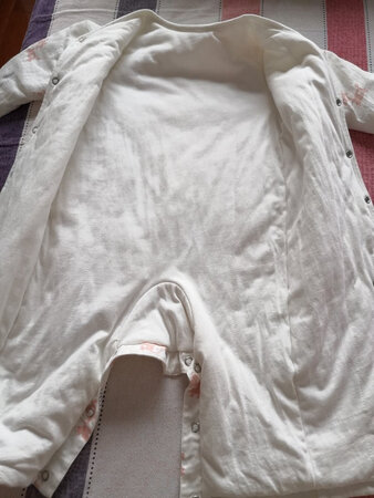 童泰做婴幼儿衣服的，衣服质量很好，性价比超高，买给宝宝穿，面料柔软，很舒服，宝宝穿着妈妈放心，薄厚也合适，特别是买了好多都没买到这个厚度的衣服，不是太厚就是太薄，这个特别好，图案也多能选择的余地大，我给宝宝买的小鹿，长短肥瘦都挺合适的，宝宝身高66体重15斤，穿73合适，给大家参考一下。快递快，总之很满意。