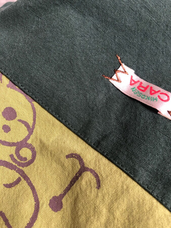 网上找了很久了都没有找到合适的，都是些感觉笨重的，要不就材料差，要不就细节差，无意中看到这款，这价钱一开始还犹豫了一下，毕竟价钱不便宜，最后还是决定了这款，圆通快递，速度很快，第二天就收到了，包装完好，打开包装没有什么气味，有点淡香味，但不是香水味，反正很好闻，布料摸着很柔软细腻，比起那些几十元的舒适，轻便，细节方面都处理得很好，买了没有后悔，相信这个包是我使用次数最多的一款了。