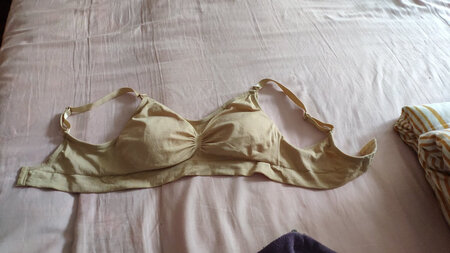 哺乳搭扣在肩带上，喂奶比较方便。
