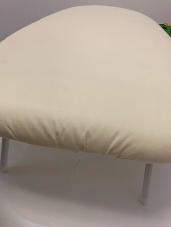 失去信心的購物体验，首先包裹物流较其他店慢，商家回复我已交快递又说帮我联系，结果商家和快递也没有回，我找配送员才知道被放在自提室，也没收到任何信息通知，我沒主动找 物品的话就凉凉放在那里，第二， 商品布料白米色，卻有几处染了其他颜色，像是在仓库放了很长时间的样子，店家没有挑好品质的商品，非常失望，如果物流赶不上，可以像其他店家，通知一下，一直没有音讯，使消费者失望，在这么多选择的商品市场， 没有好的服务态度及物流安排，相信市场会汰弱留强的