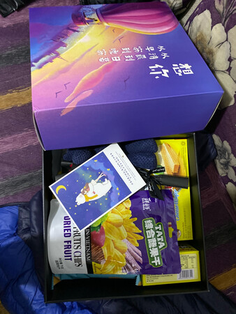 只能说这也太好看了吧？我和我对象三周年，感觉这个已经是压轴礼物之一了！这个不仅外观特别好看而且里边也很丰富之类的，外加还赠了手提袋！而且还用了一个比较厚的箱子来保护这个大礼包！不得不说特别用心了！用京东从来没让我失望，从物流到质量，京东没让我失望过一次！希望你们越做越好！不忘初心才方得始终！不说了，就是没有任何问题就完了.
