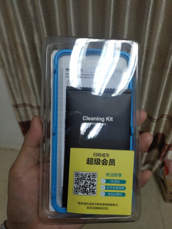 里面配的配件就算是没提过贴过膜的人也会往上贴的，很好完美。现在服务越来越好啊！商家越来越周到，到以前都贴歪啦，这次终于贴好了。性价比不错女朋友的。推荐在京东购买一次多买点。一定要买这种配辅助工具的。否则再便宜有可能白费，因为你贴歪了你就会斯掉丢掉。这种就不用担心啊。