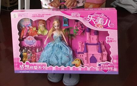 我家是男宝宝，我平时对女孩儿的玩具没有研究，孩子同学邀请参加生日会，是个女娃儿，所以我特意买了这套娃娃。果然，在场的女孩们都很喜欢这个套装，当时就拆开了，玩儿得好开心。就是套装里小宝宝的衣服有两套是一样的，不知道装错了，还是本来就这样。