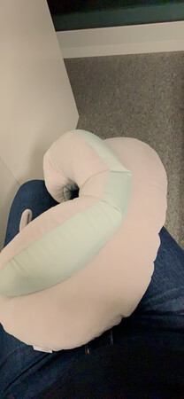 上次是买按摩仪送的，用着特别好。这次特价第二次回购，感觉没有之前那个好，填充物太难了，镉得难受