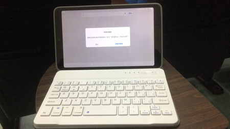 这个产品的设计非常实用。先说说保护套本身，质地很好，保护套内层是硅胶软套，能有效地保护平板本身。蓝牙键盘也非常棒，打开蓝牙后基本可以秒连平板。附赠的鼠标也是，连接很方便。充一次电可以用很久。现在出门带着像个小笔记本，非常便携。强烈推荐有临时办公需求的朋友购买
