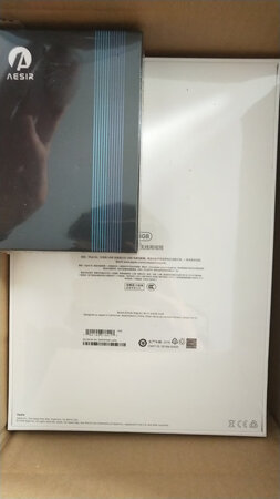 外观材质：金属材质，一直信赖的就是苹果的工艺，特别细腻
屏幕效果：屏幕特别顺滑，但是好像每个人都是买完都会买壳和膜把，哈哈哈，一会就准备贴膜
运行速度：os系统特别顺畅， A12芯片特别顺畅，感觉买苹果还是信赖自营店
轻薄程度：最新的技术特别超薄，还是白色好看一点，但是黑色显得大