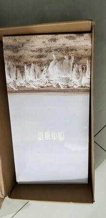 东西很不错，黑豹款的，不仔细看的话基本上就是黑色的，仔细看里面有纹路，黑色百搭款
100%绵羊毛材质，一等品，有相关的执行国标，精纺制造工艺，对绵羊毛的要求也是非常高的
马上天凉了，这时候准备一款这样保暖的围巾送女友、送老婆，一定会让她非常开心
带上去非常轻，而且非常保暖，没有那种毛糙的感觉，非常好