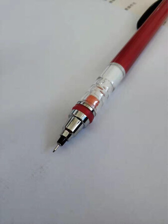 做工质感：不愧是日本三菱的，做工没有瑕疵，我在手上很舒服，重心把握很好
字迹粗细：由于笔尖有特殊的工艺，所以铅笔芯在笔尖里，无论用多大的力都不会把笔芯压断非常合理，而且是旋转出行芯，很人性化设计。
颜值包装：包装很严实，在双十一快递中，没有被压坏包装无破损
手感：握笔时感到很舒服，不会有难受