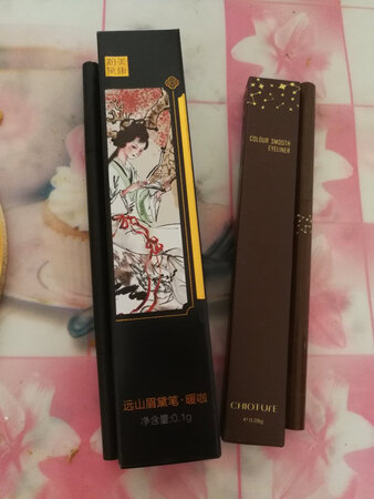 产品质感：质感很好，包装很不错，手感也不错
显色程度：很显色，这个棕色上眼很自然，是我喜欢的效果
上妆技巧：特别容易上妆，眼线胶笔很好掌控
防脱效果：一天下来没什么掉色，到晚上还好好的，就是不知道是不是我涂多了还是啥的，到晚上下眼有点晕妆
其他特色：这个笔还自带转笔刀的，在反面，再也不怕笔头粗了，这个设计太方便了