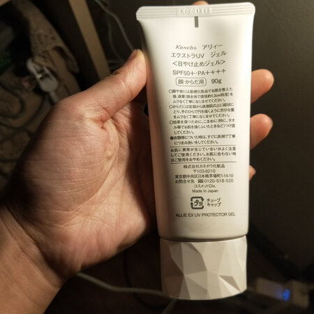 一直都是用的这款防晒，绿色是保湿款，对于冬天的大干皮实在是太友好啦，无关什么季节防晒都是必须的，延缓光老化，一定要注意防晒才是噢，是正品没错，和我之前用的一样，推荐大家购买，很多博主测评，都是这款防晒指数最好