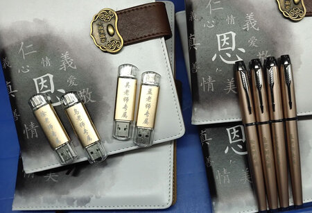 买来给闺女送给老师，本子质量很好，纸很厚实，笔也很精致，U盘和实用。大爱！送礼有面子！