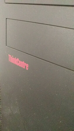 说一下，我买thinkcenter年头很长，以前负责采购，从6100t一直买到现在，总体来看，秉承了十八摸的一贯传统，除了贵没什么缺点……塔式经典机箱坚固耐用，散热运转良好无噪音，显示器我用桌面支架做了扩展完全适配很方便，说实话，用m系列，就是看重它沉稳的商务范儿，很好！