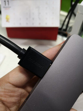 精挑细选，最终选择了这个，可以传输MacBook 的高清画质。
插上就可以用，无需驱动，非常省心省力。一插就行。
线材本身非常粗壮，接头都是镀金的样子，金闪闪的，看着质量就很不错。插的也稳，不会有接触不良的情况。
长度正好，还可以连接机顶盒，电视，投影仪等。真的挺方便的。