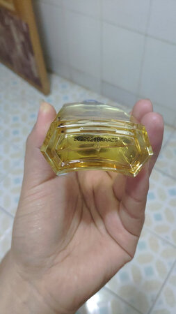 这款香水真的好闻，买的黄色烟草味，买之前特意去了专柜试用了一下，觉得黄色这款是我喜欢的香型，我一个女孩子偏偏就喜欢木质或者烟草香，这款前调有点冲，过10分钟左右散完前调就越来越好闻，撒在衣服上可以保持2天，手腕上一天没问题，我和老公现在一起用！