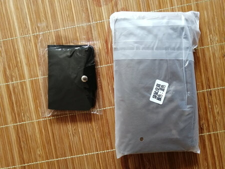 商品很满意，跟描述的一样，里面也没有异味，还送了两个小包。