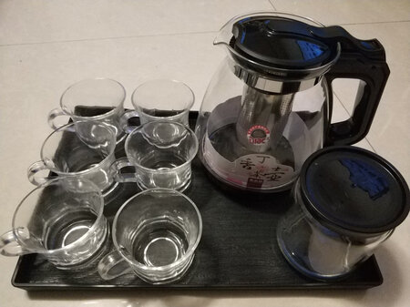 玻璃茶具色泽鲜艳、光彩夺目，质地通透、对茶香的保留较为完好 ，因此我们在用玻璃茶具时可选择有较高观赏性、趣味性的茶，以便泡茶时可观茶叶沉浮飘移的景象。例如花茶、红茶、绿茶、水果茶这些，放于玻璃茶具中浸泡，不仅可以欣赏茶汤之色，还可以观察到茶叶在冲泡时曼妙的舞姿。
高档的绿茶和红碎茶用耐热的高硼硅玻璃茶具冲泡，茶汤颜色鲜艳会更加诱人。