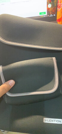 产品包装：包装盒巨大感觉不是个包
材质做工：很软，感觉还不错
外观设计：很简约
安装操作：简单
使用效果：一般话，不是很好套到电脑上