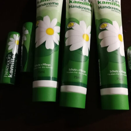 京东自营，正品保证。非常满意的一次购物。经常涂手都不长肉刺了。
产品包装：完好
产品质感：漂亮
保湿效果：特别好
产品香味：好闻
其他特色：特别棒