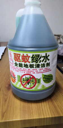 金钟宝驱蚊全能地板清洁绿水挺好用的，每次拖木地板倒一点，能清洁又能除菌辟味