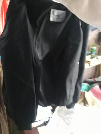 衣服质量很好，就是颜色跟图片上的没有那么亮，有点太暗黑了，