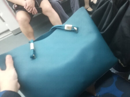 刚到手的时候就非常满意，款式简单大方，设计很好，真的很时尚优雅，容量又大，品牌就是不同，质量款式都是杠杠的。