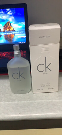 适合人群：香水的包装精致，香水的味道清新淡雅，不是那种刺鼻的廉价香水味，让人闻起来特别舒服，而且香味持久！这次选的是茉莉香型的，几十块钱的一瓶香水，和在大商场几百块钱一瓶的不分上下，主要是实用，经常会出汗，这款香水可以帮助到你哟，绿茶味的话会比栀子花更浓，喷完之后香喷喷的，而且卖家送的香包很好闻哟，桂花香水的味道虽然很淡，但是真的超好闻，重点是性价比超高，无论是价格，味道，还是设计都可以用出大牌的感觉，不错不错，超满意，强力推荐！ 宝贝很短的时间就收到了，其实这是我今年第二次购买了，这次选的是茉莉香型的，几十块钱的一瓶香水，和在大商场几百块钱一瓶的不分上下，主要是实用，这两瓶是我准备七夕送给老婆的礼物，店家免费送的香袋，带在身边老远就感觉香气扑鼻，那香水更是香气四溢，感觉很舒服，祝店家生意兴隆，，财源广进！  是我想我的香水，淡淡的花香味。很适合夏天用，也很小清新。最主要是价格很实惠。人人都消费得起。很精致的包装，还送了小样和香袋！店家真的很用心。香水很便宜，但是味道一点也不像那种廉价香水，味道很清新，持久性也比较久。值得回购！