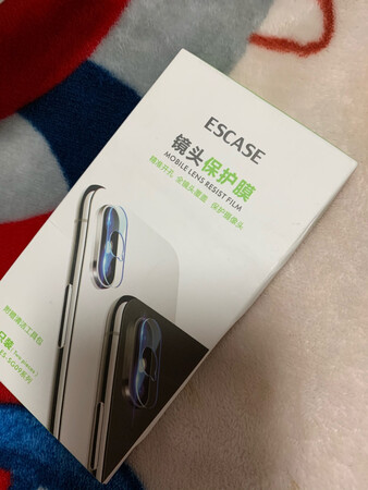 这款手机贴膜，质量很好也比那个镜头稍小一点，但是贴的时候，很不好对齐。我第一次贴的就歪了，就可惜作废了第二次贴的很好，苹果手机设计的一个缺陷就是镜头不太好保护贴一个镜头膜，确实有助于保护镜头京东快递好。?