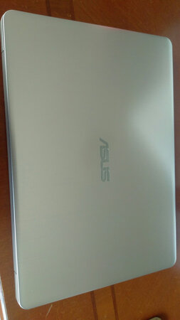 运行速度：商务娱乐机机搭配I3八代4核处理器，配8GB运行内存，256SSD硬盘足已应对日常使用软件要求，开机10秒内，对于要求不高的用户，绝对够用！??
屏幕效果：14寸屏，在不同角度看都可以直观，没坏点，自动调光系统满足不同场合使用。
散热性能：整机热量并不高，偶尔散热风扇工作，短时间内就完成散热需要，散热时风扇有点噪音，但可接受！
轻薄程度：机型超溥，出行不占包内空间，方便携带！
外形外观：时尚土豪金，非常适合女孩使用。
其他特色：电池充满可用2小时，接口方面比较多，应对会议使用不存在问题。??