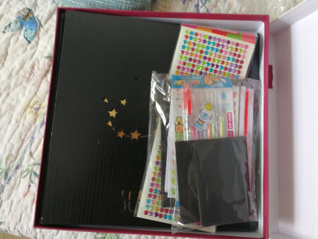 特别结实，就是是红色和黑色搭配的，京东物流满分，物品100分
很漂亮，特别漂亮，凑单的，京东物流满分，物品100分物品丰富，还是我和闺女的星座，沉甸甸的，特别漂亮，京东物流满分，物品100分过年，贴，哈哈哈。特别漂亮，京东物流满分，物品100分沉甸甸的，特别漂亮，京东物流满分，物品100分