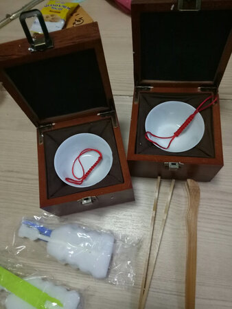 包装很好，到货很快。非常精致漂亮，用光打有玉质感，很棒。再买两个送人。