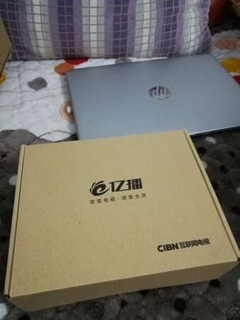 这是我第二次买了，遥控器操作简便，不卡顿，感觉比较实用。