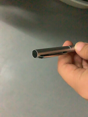 这个笔就像是一只油芯笔一样，非常失望，心里很不舒服，看了商品详情才知道给我发的笔盖上还少了头。