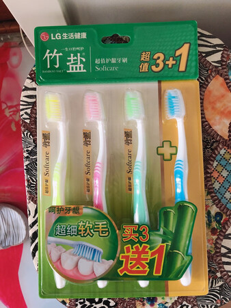 一直都用这个牙刷、软毛刷呀很是舒服、给父母也都买这个、还推介给很多朋友、真的是好用实惠、比超市便宜很多、线下有活动又开始囤起来、反正牙刷最多用三个月就的换、有犹豫的小伙伴们抓紧时间囤起来、值得购买、一直回购哦