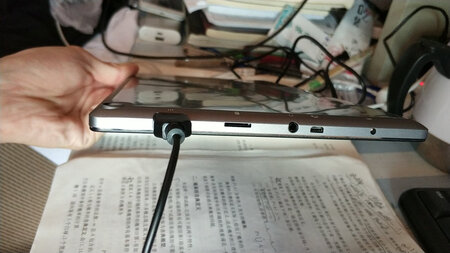 运行速度：充满电时运行速度还不错～
外观材质：平板挺结实的～
屏幕效果：屏幕的触感不错而且反应基本没有延迟