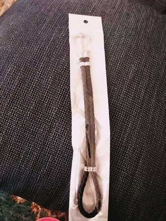 这块表外观很好，时间也准，比我抢块表强！卖家送的小东也时尚，很有个性！先带着吧！就担心能否带着上班？