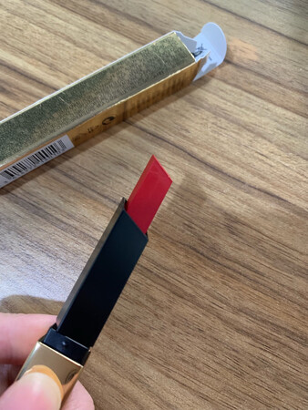 颜色很漂亮 显白    然后就是有点干，膏体有瑕疵