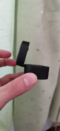 啧啧，刚到手的时候一开机我就感觉凉凉，说拆封了不能退，结果耐着性子听，我先给几个硬数据，耳机最大音量从06：13到11：30不间断，剩余电量，左耳10%右耳12%，接着11：32放入充电仓，12：08充满，充电仓没测，懒得搞，哈哈。音质刚开始好难受，给人感觉太轻了，听了一段时间才好过来，看了好多评测(鬼斧神工119看过的请举手)，本来看好了漫步者tws1，结果双十一当天，价格不如前几天力度大，就很气，又没办法，转头买这个了，还可以吧，距离隔一堵墙10米内没有问题，通话也没有问题，官方防水数据也比漫步者高，typc快充，这是优点。缺点充电仓盖子，开关没手感，角度感觉有点小，怕不小心掰断它，感觉很脆弱。耳套全部用最小，跑步的话冲刺也不会掉，不会掉。音质特意充了会员试水，前期不好，感觉和魅族79元mp3音质一样，煲开后好了。同比了朋友的七八百小鸟蓝牙无线耳机，感觉差不多，然后比了土豪朋友华为f啥玩意儿2pro和3，我试了哈，听歌音质确实好很多，和普通有线感觉一样了，但是我真下不起手，我只想运动用一下而已，这款在我能接受的价了，而且双十一人家折扣态度非常好，不像某些耳机。好评。