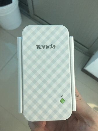 价格不贵，买回来放在楼下厨房，把楼上信号放大。说实话，说明比较简单易懂，安装也非常便捷，很快就能弄好了。东西也不大，往插座上一插就好了，很小巧。而且调试好之后，效果还不错，原来楼下信号很差，现在连上效果挺好，主要给家人用，挺好的。