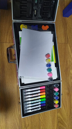 女儿上小学了，美术课需要很多种笔，水彩笔，油画棒之类，索性买一套全的吧，做活动买的，性价比很高，铝合金盒子非常高档。里面一共有三层，200多种工具，很好很强大，女儿非常喜欢，经常自己就坐在地板上画起来，感觉这次购物体验还是不错的。美中不足就是箱子有点重，携带不够方便。