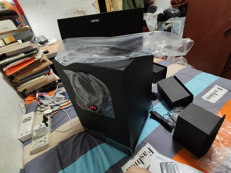 外形外观：低音炮好大
做工质感：很好
音质音效：完全够用
安装难易：简单
其他特色：蓝牙连接手机很方便，可以插SD 卡，优盘等接口够用，很是满意