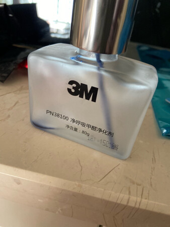 之前在京东买过3m的净化剂 放在车里 效果还不错！趁着双十一好价 赶紧买买买！还能参加满299减150的活动！真是太划算了！物美价廉！这次买的升级版 味道感觉和之前的版本好闻一点！效果估计也不会差！放在车里 新车的味道一下子都好了好多！好评！