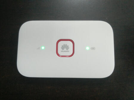 这个随身wifi挺小巧的，一张卡片的大小，方便携带，连接也方便。